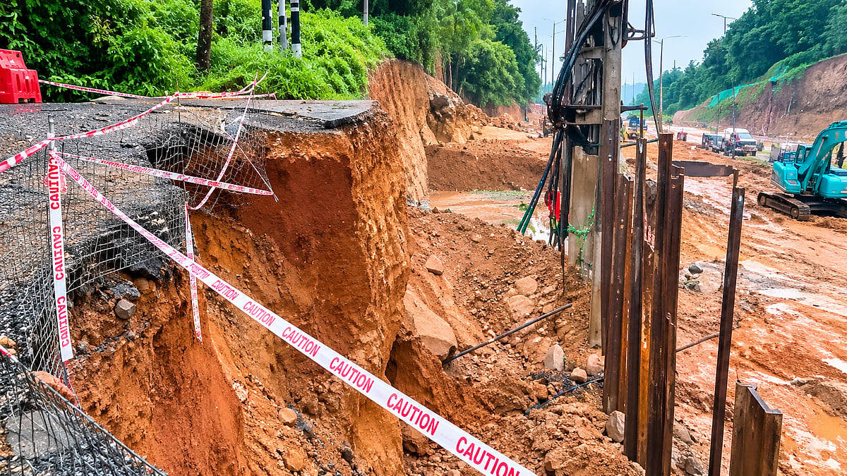 മുക്കാളിയിലെ മണ്ണടിച്ചിൽ: ശാശ്വത പുനരധിവാസം വേണമെന്ന് നാട്ടുകാർ; ചർച്ചയിൽ തീരുമാനമായില്ല