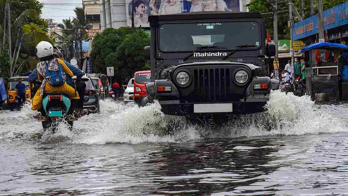 ഔദ്യോഗിക വാഹനം കോടതി ജപ്തി ചെയ്തു; ദുരിതാശ്വാസ പ്രവര്‍ത്തനങ്ങള്‍ക്ക് ടിപ്പര്‍ ലോറിയില്‍ പാഞ്ഞെത്തി തഹസില്‍ദാര്‍