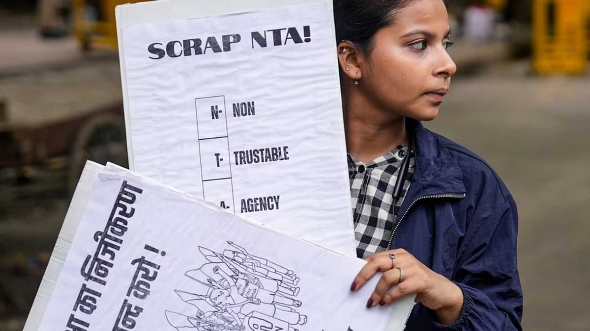 ഫിഫ ലോകകപ്പ് വാട്‌സ്ആപ്പ് ഗ്രൂപ്പ് വഴി ഏകോപനം; നീറ്റ് ക്രമക്കേടില്‍ കൂടുതല്‍ വിവരങ്ങള്‍ പുറത്ത്