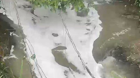 കൂട്ടാർ പുഴയിൽ പതഞ്ഞുപൊങ്ങി അജ്ഞാത രാസമാലിന്യം; കുടിവെള്ളം മുട്ടി നാട്ടുകാർ