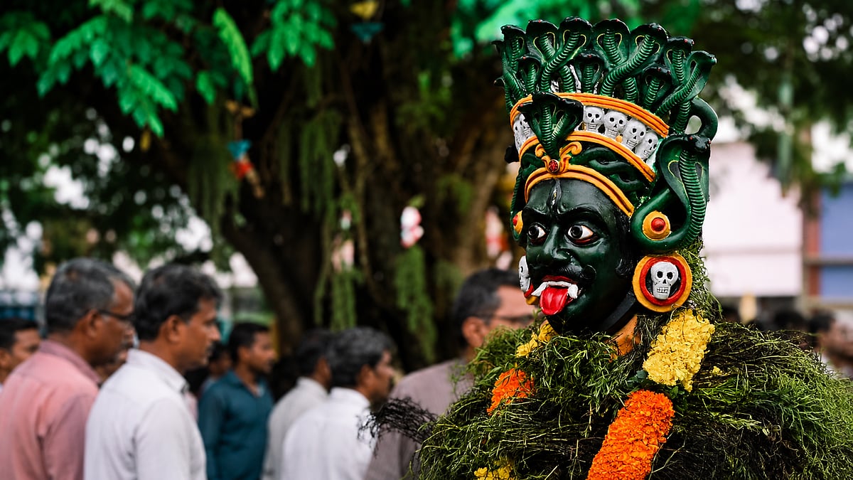 'തേങ്ങാമരമതു കായ്ക്കണമെങ്കില്‍, കുമ്മാട്ടിക്കൊരു തേങ്ങ കൊടുപ്പിന്‍'