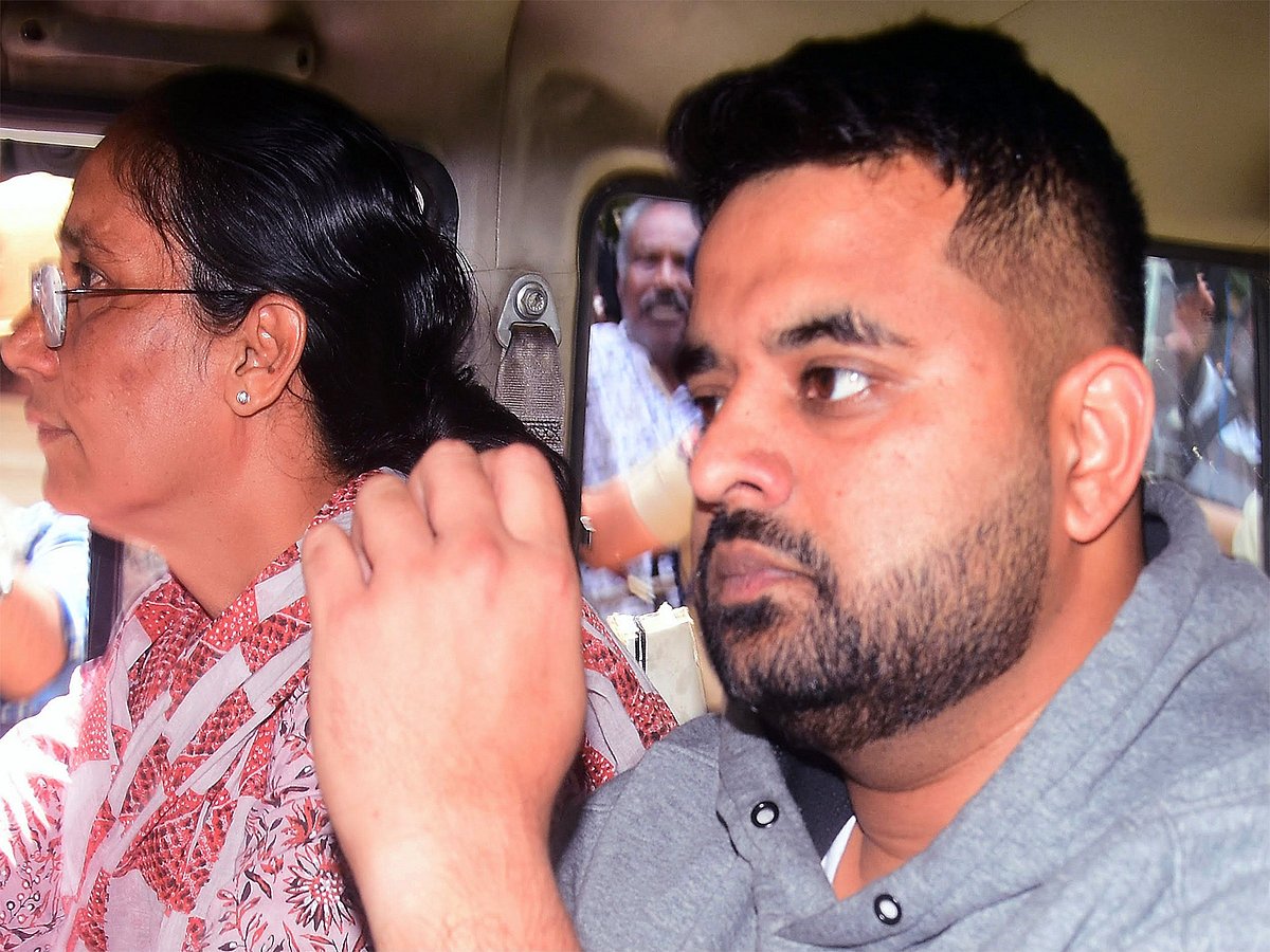 തുണിക്കുള്ളില്‍ ഒളിപ്പിച്ച നിലയില്‍ ആന്‍ഡ്രോയ്ഡ് ഫോണും, പെന്‍ഡ്രൈവും; ജയിലില്‍ 'വിഐപി'യായി പ്രജ്വല്‍ രേവണ്ണ; കേസ്