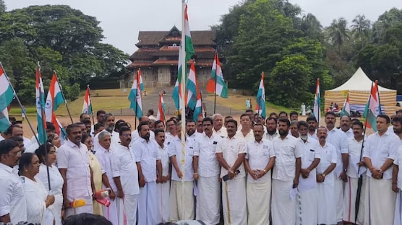 'ക്ഷേത്രഭൂമിയില്‍ അതിക്രമിച്ചു കയറി'; ബിജെപിയുടെ സ്വാതന്ത്ര്യദിനാഘോഷ പരിപാടിക്കെതിരെ പരാതി