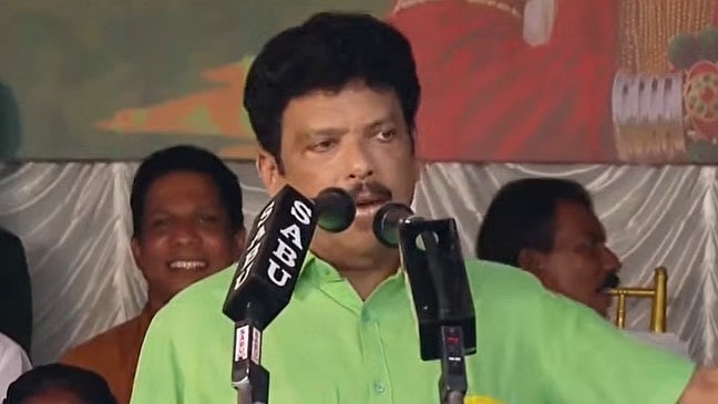'ഡൗണ് ടു എര്ത്ത് സതീശന്, വാര്ത്താസമ്മേളനം കാണാന് കാത്തിരിക്കാറുണ്ട്; അത് പുസ്തകമാക്കണം'