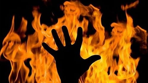 ഭാര്യയെയും ഭാര്യാമാതാവിനെയും പെട്രോളൊഴിച്ച് തീക്കൊളുത്തി കൊല്ലാൻ ശ്രമിച്ച് യുവാവ്; മൂന്നുപേർക്കും ഗുരുതര പൊള്ളൽ