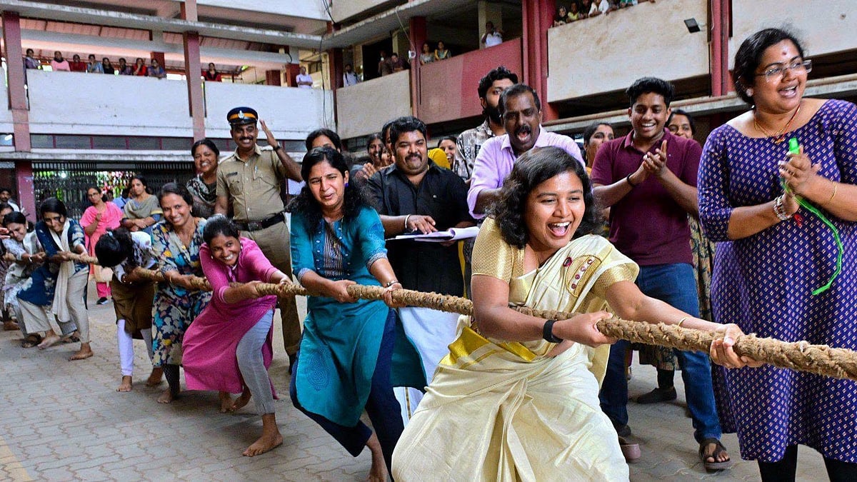'തെച്ചിയും മന്ദാരവും' ഏറ്റുമുട്ടി, വടംവലിയില്‍ കലക്ടര്‍ 'വീണു'; ആവേശം നിറച്ച് കലക്ടറേറ്റിലെ ഓണാഘോഷം 