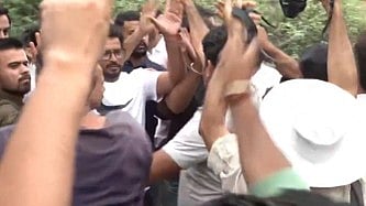 സ്കൂൾ പരിശോധനയ്ക്കെത്തിയ സിജെപി നേതാക്കൾക്ക് നേരെ ആക്രമണം; വാഹനം തകർത്തു; പിന്നിൽ ബിജെപിയെന്ന് ആരോപണം