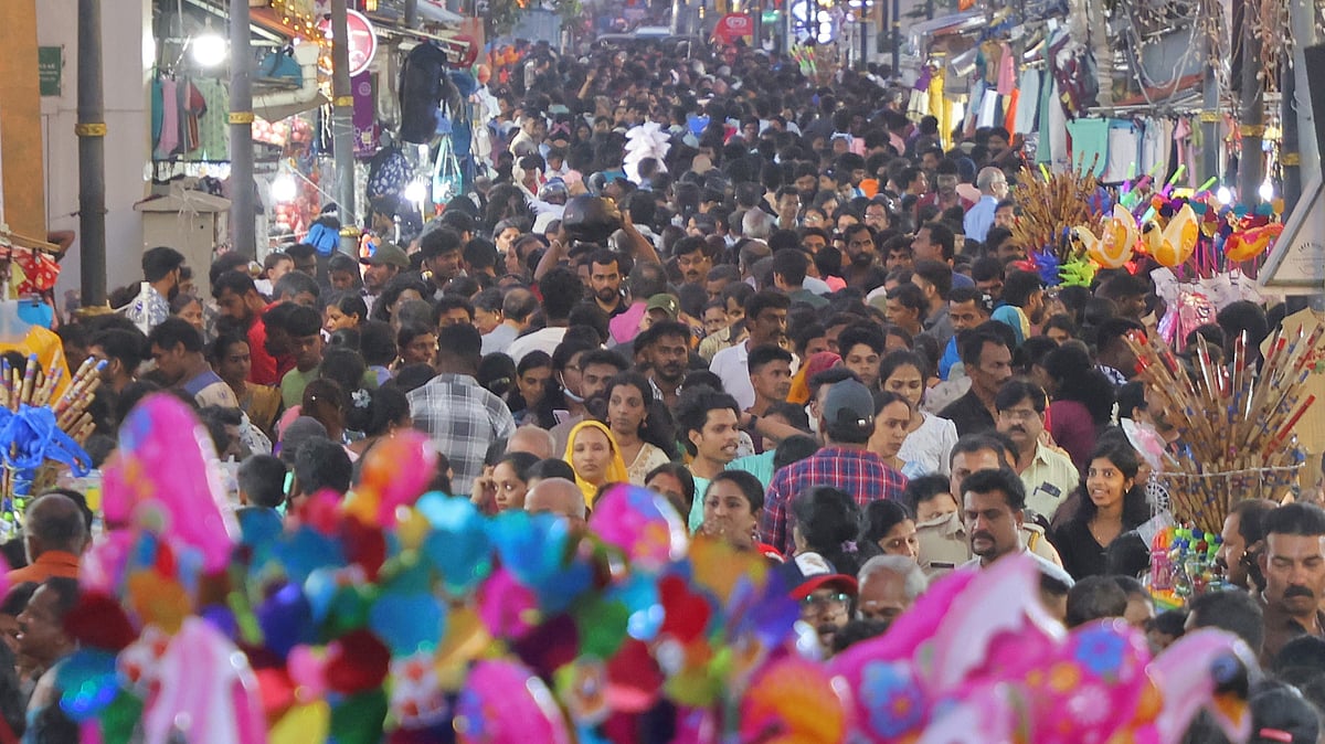 ഓണം കെങ്കേമമാക്കാന്‍ 'ഓട്ടപ്പാച്ചില്‍'; ഇന്ന് ഉത്രാടത്തിന്റെ ഐശ്വര്യം