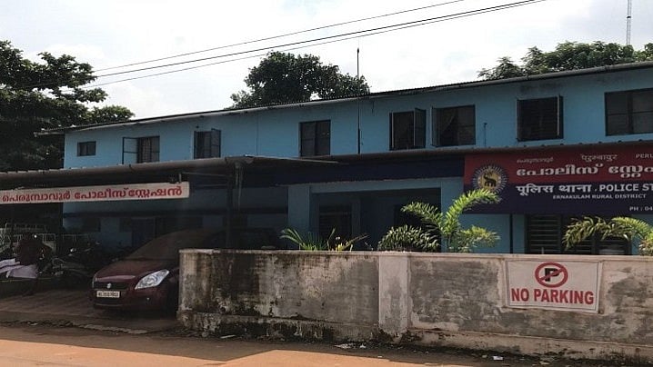 'ആധാർ കാർഡ് താ സാറേ..'; ജയിൽ ചാടി പ്രതി നേരെ പൊലീസ് സ്റ്റേഷനിലെത്തി; കബളിപ്പിച്ച് മുങ്ങി