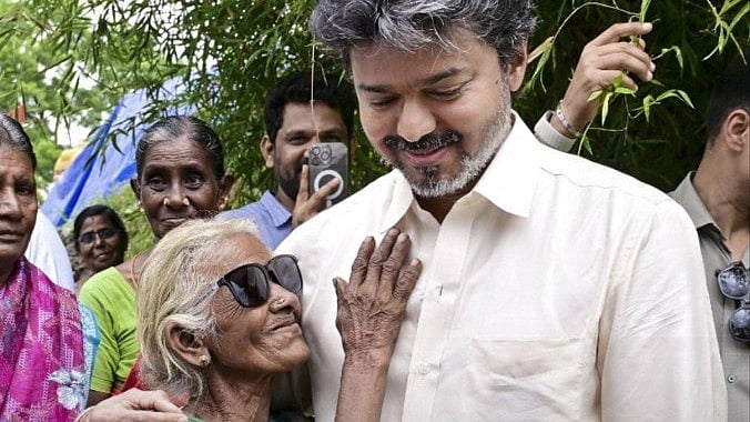 'ഇത് എന്റെ പുത്തന്‍ ക്രിസ്റ്റ്യന്‍ ഡിയോര്‍ ഗ്ലാസ്';  അപ്രതീക്ഷിത അതിഥിയായി വിജയ്;  വയോധികയ്ക്ക് നല്‍കിയത് 'വിലയേറിയ സമ്മാനം'