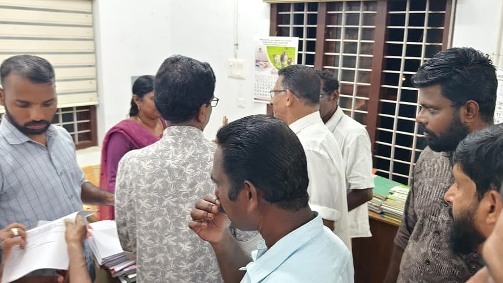 പ്രകൃതിക്ഷോഭ ദുരിതാശ്വാസ പട്ടികയിൽ തിരിമറി നടത്താൻ ശ്രമം; പത്തിയൂർ വില്ലേജ് ഓഫീസ് ഉപരോധിച്ച് സിപിഎമ്മും ദുരിതബാധിതരും