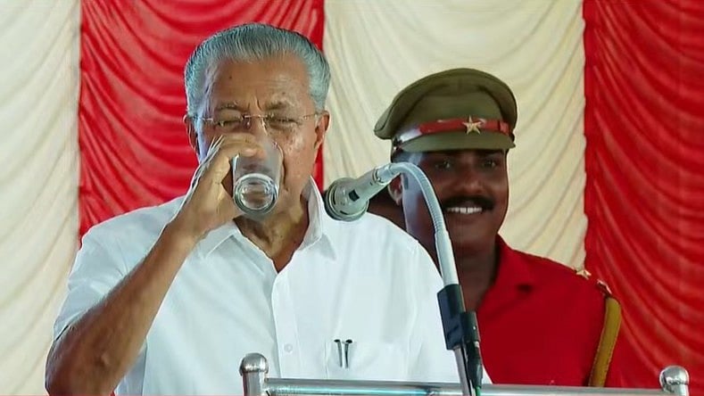 'ഇതുകൊണ്ട് വെള്ളം കുടിക്കുന്നതാണെന്ന് കൊടുക്കേണ്ട കെട്ടോ !'; തമാശയുമായി പിണറായി
