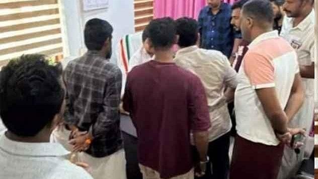 ക്ലാസ് മുറിയിൽ തലകറങ്ങി വീണ വിദ്യാർഥിനിയോട് ക്രൂരത; അധ്യാപികയെ ജോലിയിൽ നിന്ന് മാറ്റി മാനേജ്മെന്റ്
