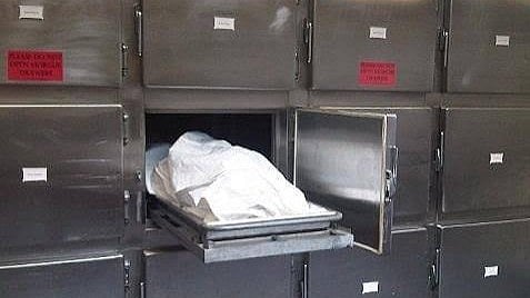 കൈക്കൂലി നല്‍കി മോര്‍ച്ചറി തുറന്നു; മൃതദേഹങ്ങള്‍ക്കൊപ്പം റീല്‍സ് ചിത്രീകരിച്ചു; യുവാക്കള്‍ അറസ്റ്റില്‍