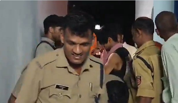 പവര്‍കട്ട് സമയത്ത് യുവാവ് ലിഫ്റ്റില്‍ കുടുങ്ങി; രക്ഷകരായി ഫയര്‍ഫോഴ്‌സ്;  വിഡിയോ
