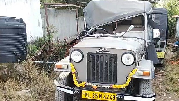 ഇടുക്കി കാന്തല്ലൂരിൽ വീണ്ടും കാട്ടാനക്കലി: റോഡരികിൽ നിർത്തിയിട്ടിരുന്ന രണ്ട് ജീപ്പുകൾ തകർത്തു