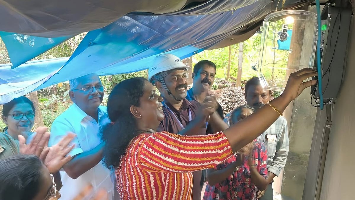 വയറിങ്ങും പോസ്റ്റും ജീവനക്കാര് വക, ബധിരയും മൂകയുമായ വൃദ്ധയുടെ വീട്ടില് വൈദ്യുതി എത്തിച്ച് കെഎസ്ഇബി; കാരുണ്യ ദീപം, കൈയടി