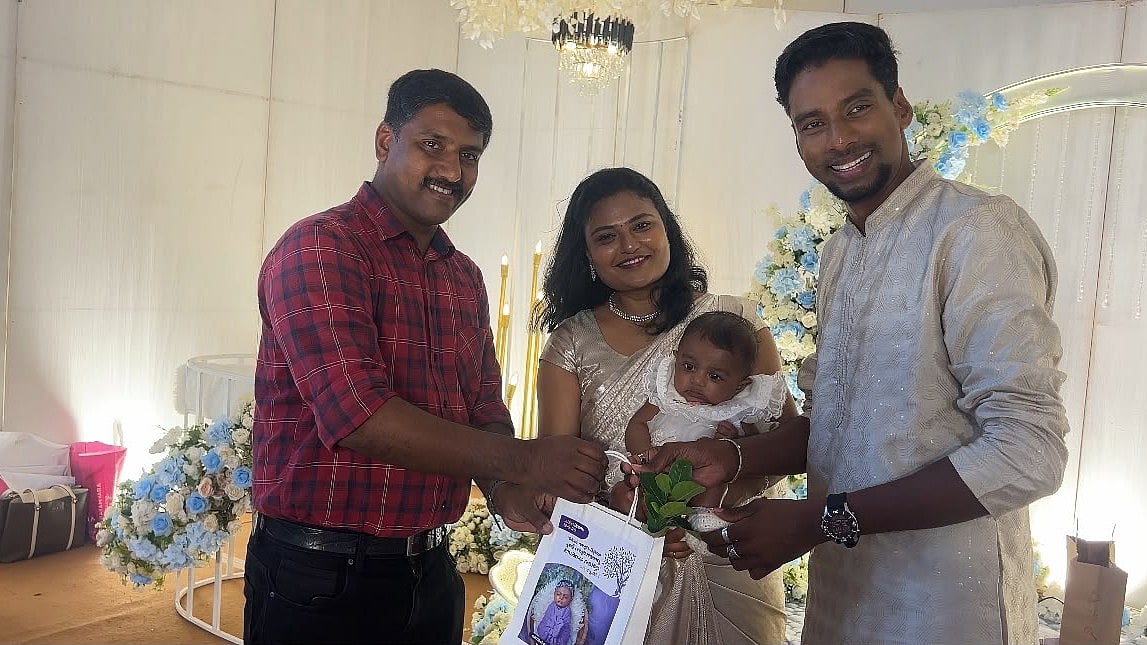 'വലുതാകുമ്പോ ഈ മരം കാണാൻ ഞാൻ വന്നേക്കാവേ...': മാമോദീസ ചടങ്ങിൽ അതിഥികൾക്ക് പ്ലാവിൻതൈകൾ സമ്മാനിച്ച് മാതാപിതാക്കൾ