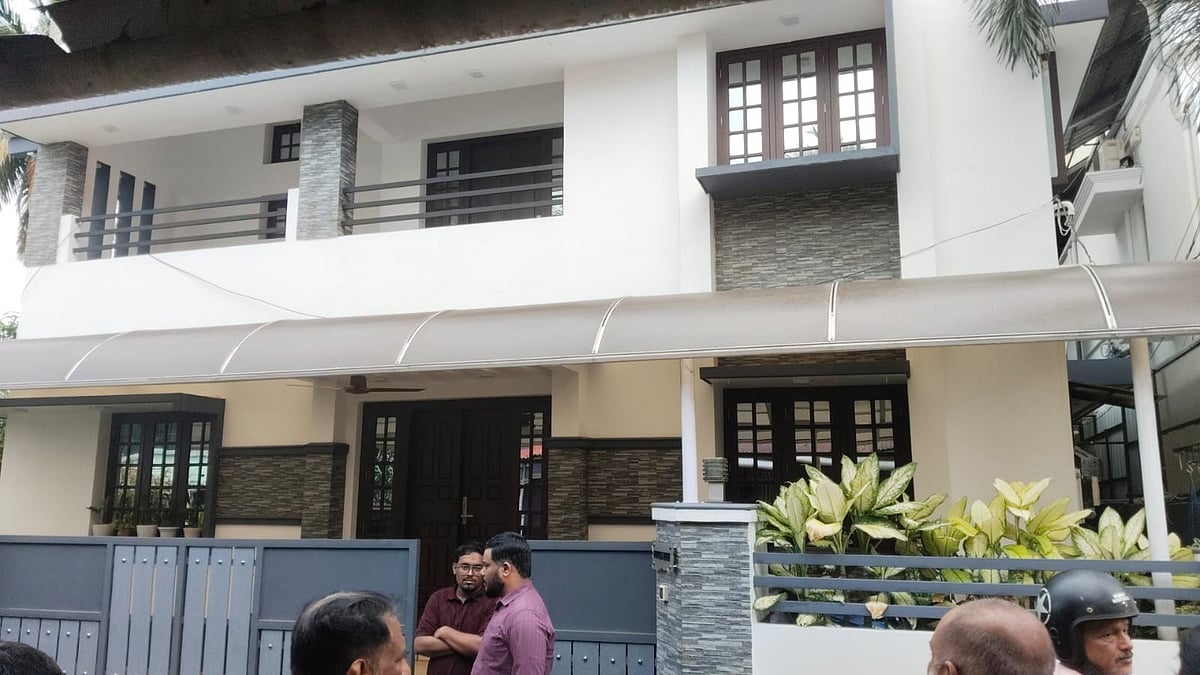 തൃശൂരിൽ വൻ കവർച്ച: അടച്ചിട്ട വീട് കുത്തിത്തുറന്ന് 55 പവൻ കവർന്നു