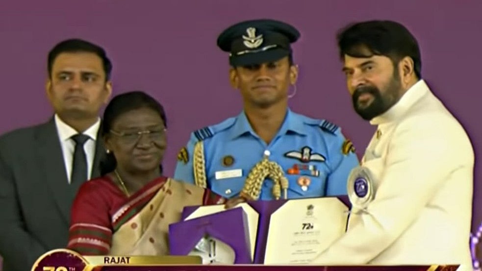 മലയാളത്തിന്റെ സ്വന്തം മമ്മൂട്ടി; ദേശീയ പുരസ്കാരം ഏറ്റുവാങ്ങി നടൻ