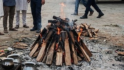 എരിയുന്ന ചിതയിലെ തീയിൽ ഇറച്ചി പാകം ചെയ്തു! യുപിയിൽ ഒരാൾ പിടിയിൽ, 2 പേർ ഓടി രക്ഷപ്പെട്ടു