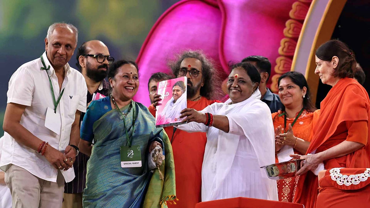 അമൃതാനന്ദമയി ദേവിയുടെ ലേഖന സമാഹാരം 'അമ്മ സ്പീക്‌സ്' പ്രകാശനം ചെയ്തു