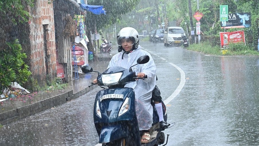 ചക്രവാതച്ചുഴി: മഴ വീണ്ടും ശക്തമാകുന്നു, ബുധനും വ്യാഴവും യെല്ലോ അലർട്ട്; കള്ളക്കടൽ ജാ​ഗ്രത, തീരപ്രദേശങ്ങളിൽ റെഡ‍് അലർട്ട് 