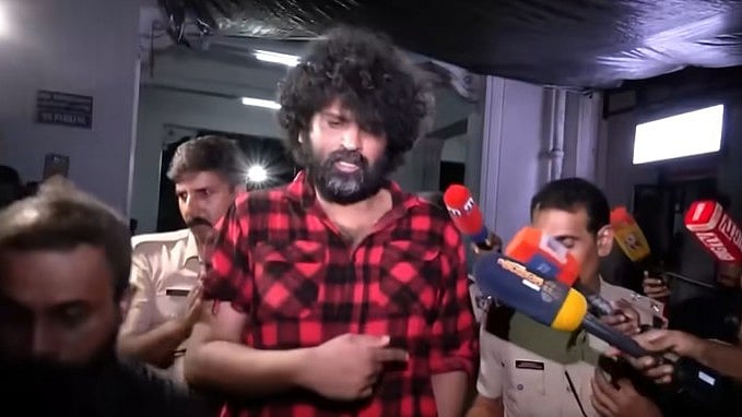 'മദ്യപിച്ചിട്ടുണ്ടോ?, അശ്വന്ത് കോക്കിന്റെ മറുപടി 'ദിസ് ഈസ് കേരളാ പൊലീസ്'...;
മദ്യപിച്ച് വാഹനമോടിച്ച കേസിൽ ജാമ്യം - Video