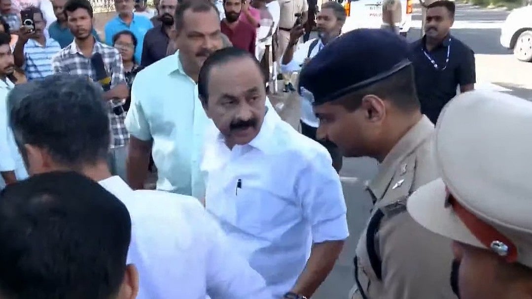 'കൂടുതല്‍ സുരക്ഷ വേണ്ട'; അകമ്പടി വാഹനം കൂട്ടിയതില്‍ ഡിസിപിയെ ശാസിച്ച് മുഖ്യമന്ത്രി
