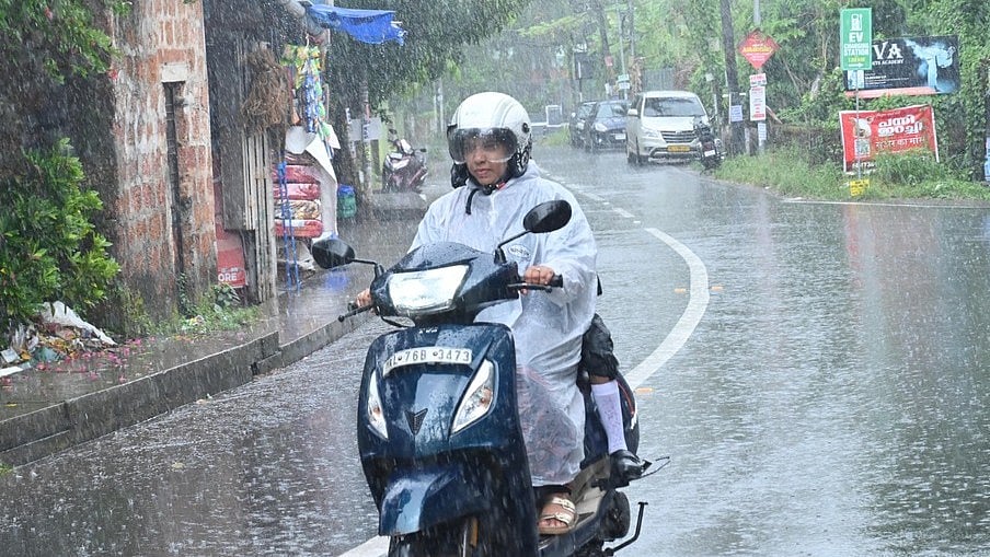 സംസ്ഥാനത്ത് ഇന്ന് തീവ്രമഴ; മൂന്ന് ജില്ലകളില്‍ ഓറഞ്ച് അലര്‍ട്ട്, 50 കിലോമീറ്റര്‍ വേഗത്തില്‍ ശക്തമായ കാറ്റ് 