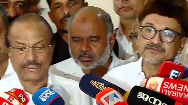 അടൂർ പ്രകാശിന്റെ അതൃപ്തി തള്ളി മുസ്ലിം ലീഗ്: യുഡിഎഫിൽ അനൈക്യമില്ല; പദവികൾ നൽകിയത് ഉഭയകക്ഷി ചർച്ചകളിലൂടെയെന്ന് സാദിഖലി ശിഹാബ് തങ്ങൾ
