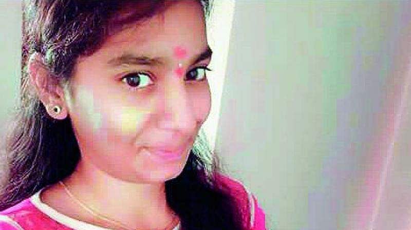 വാട്‌സ്ആപ് അപ്‌ഡേറ്റ് ചെയ്ത് എന്‍ജിനീയറിങ് വിദ്യാര്‍ത്ഥിനി തൂങ്ങിമരിച്ചു