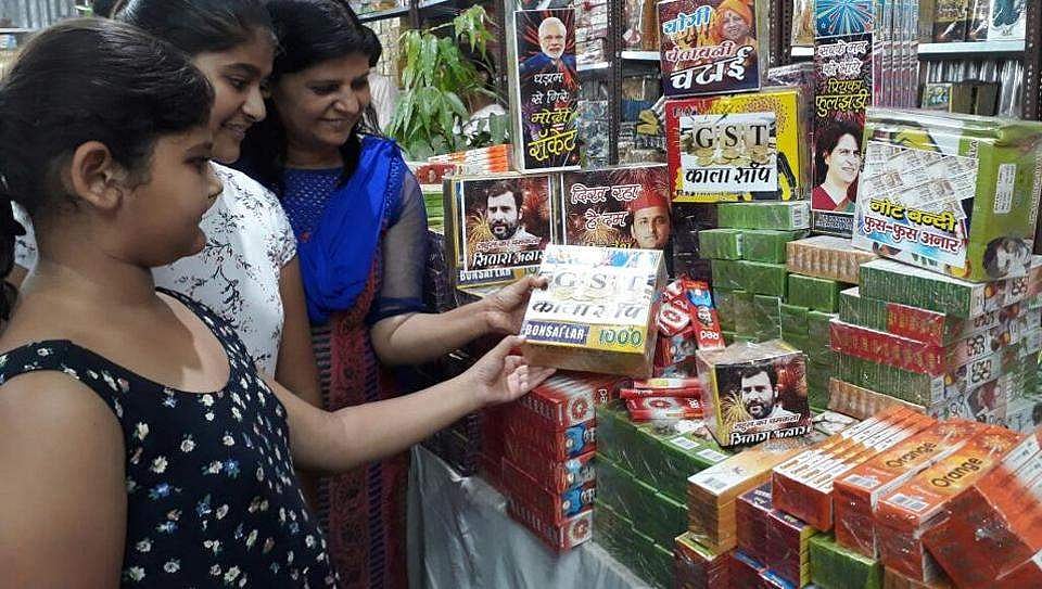 'നോട്ട് നിരോധന പൂത്തിരി' കത്തിച്ച്  യുപിയുടെ ദീപാവലി; പടക്കങ്ങള്‍ക്ക് രാഷ്ട്രീയ വിഷയങ്ങളുടെ പേര് നല്‍കി നിര്‍മാതാക്കള്‍