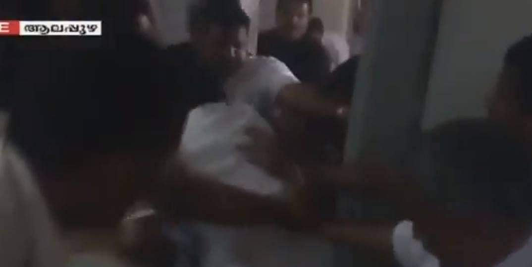 തോമസ് ചാണ്ടിയെ ചൊല്ലി ആലപ്പുഴ നഗരസഭയില്‍ കയ്യാങ്കളി; അംഗങ്ങള്‍ പരസ്പരം കസേരയെടുത്തടിച്ചു