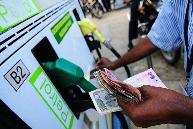 ഇന്ധന വില വീണ്ടും കുറഞ്ഞു ; നാലു ദിവസത്തിനിടെ കുറഞ്ഞത് ഒന്നര രൂപയോളം, പെട്രോള്‍ വില 76 ലേക്ക്