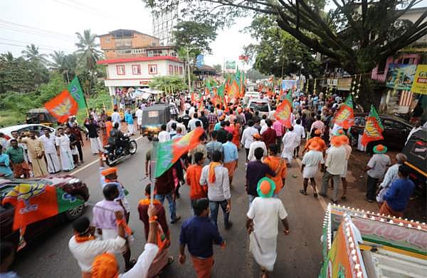അമിത് ഷാ അപ്രതീക്ഷിതമായി പിന്‍വാങ്ങി; 'നനഞ്ഞ പടക്കമായി' പിണറായിയിലെ പദയാത്ര