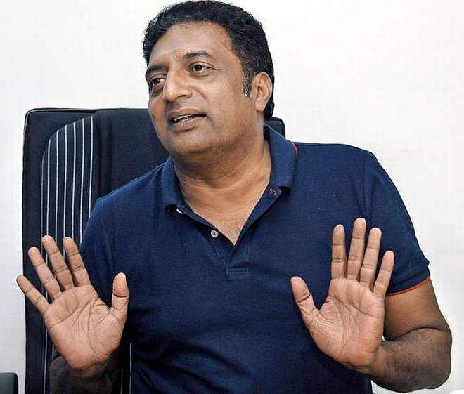 അഭിനേതാക്കള്‍ രാഷ്ട്രിയത്തില്‍ ചേരുന്നത് ദുരന്തം; പ്രകാശ് രാജ് 