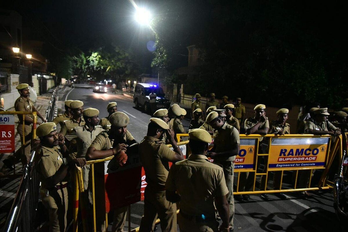 പോയസ് ഗാര്ഡനില് അര്ദ്ധരാത്രി ആദായനികുതി വകുപ്പിന്റെ റെയ്ഡ്; ശശികലയുടെ മുറി കേന്ദ്രീകരിച്ച് പരിശോധന