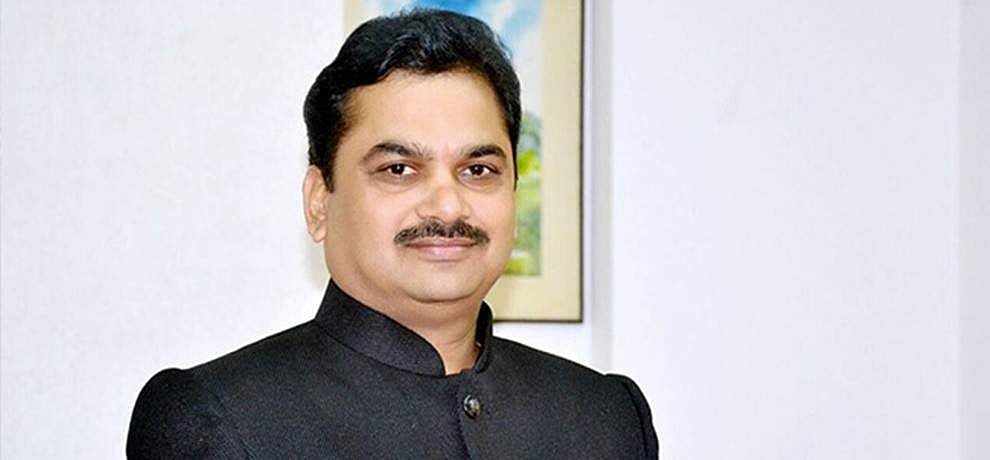 മഹാരാഷ്ട്രാ മന്ത്രി റോഡരികില്‍ മൂത്രമൊഴിച്ചു; അസുഖം മൂലമെന്ന് വിശദീകരണം
