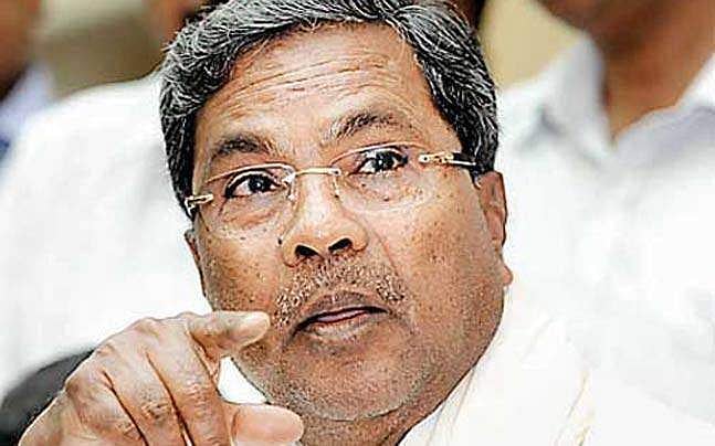 സിദ്ധരാമയ്യയ്ക്ക് വേണ്ടി വീണ്ടും ആംബുലന്സ് തടഞ്ഞു, ആശുപത്രിയിലേക്ക് രോഗിയായ സ്ത്രീ നടന്നുപോയി
