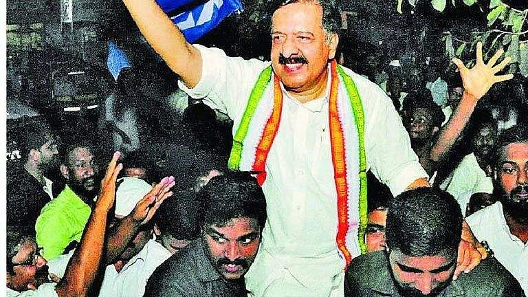 അണികളെ ആവേശം കൊള്ളിക്കാന്‍ രമേശിന്റെ പടയോട്ടം സുരക്ഷാ ഉദ്യോഗസ്ഥരുടെ ചുമലില്‍