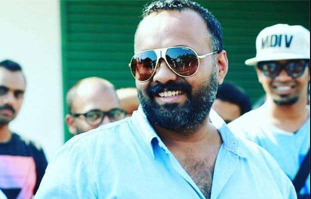 പെണ്‍കുട്ടിയോട് അശ്ലീല കമന്റ് പറഞ്ഞ ചങ്ക്‌സിന്റെ സംവിധായകനെ സിനിമ പാരഡീസോയില്‍ നിന്ന് പുറത്താക്കി