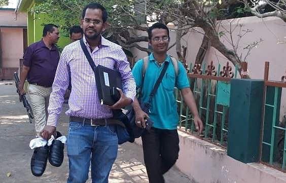 ക്ഷേത്ര ദര്‍ശനം നടത്തുന്ന കേന്ദ്രമന്ത്രിയുടെ ചെരുപ്പു ചുമക്കാന്‍ പേഴ്‌സനല്‍ സ്റ്റാഫ് അംഗം, ജൂവല്‍ ഒറാം വീണ്ടും  വിവാദത്തില്‍