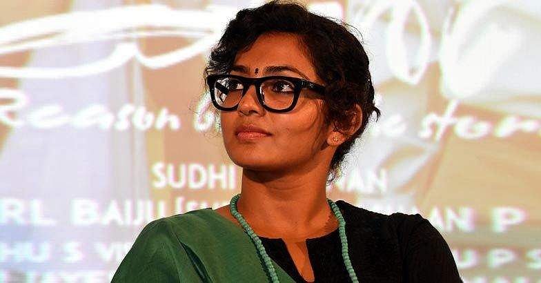 പാര്‍വതിക്ക് അത്ര വിഷമം തോന്നുന്നെങ്കില്‍ സ്വന്തമായി തിരക്കഥയെഴുതി സംവിധാനം ചെയ്യൂ: സന്തോഷ് പണ്ഡിറ്റ്