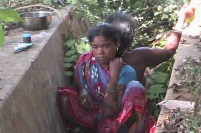 ആശുപത്രിയില്‍ പ്രവേശിപ്പിച്ചില്ല; യുവതി അഴുക്കുചാലില്‍ പ്രസവിച്ചു:  പ്രവേശനം നിഷേധിച്ചത്‌ രേഖകള്‍ ഇല്ലെന്ന് പറഞ്ഞ്