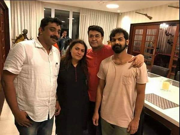 കൂളിംഗ് ഗ്ലാസ് ഇല്ലാത്ത ലാലേട്ടന് ദേ ഇങ്ങനെയിരിക്കും; കുടുംബത്തോടൊപ്പമുള്ള 'ഒടിയന്' മോഹന്ലാലിന്റെ ചിത്രങ്ങള് പുറത്ത്