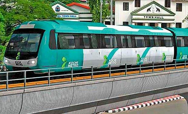 യാത്രക്കാരന്‍ ട്രാക്കിലൂടെ നടന്നു; കൊച്ചി മെട്രോ സര്‍വീസ് നിര്‍ത്തിവെച്ചു