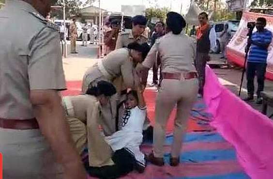 ബിജെപി തെരഞ്ഞെടുപ്പ് റാലിക്കിടെ സൈനികന്റെ മകളെ വലിച്ചിഴച്ച് ഗുജറാത്ത് പൊലീസ്; സംഭവം കണ്ടിട്ടും പ്രസംഗം തുടര്‍ന്ന് മുഖ്യമന്ത്രി