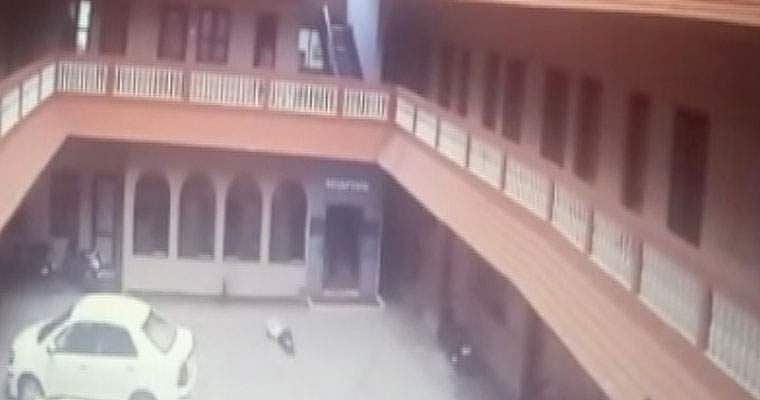 വിദ്യാര്‍ത്ഥിനി കെട്ടിടത്തില്‍ നിന്നും ചാടിയ കേസില്‍ അഞ്ചു സഹപാഠികള്‍ അറസ്റ്റില്‍