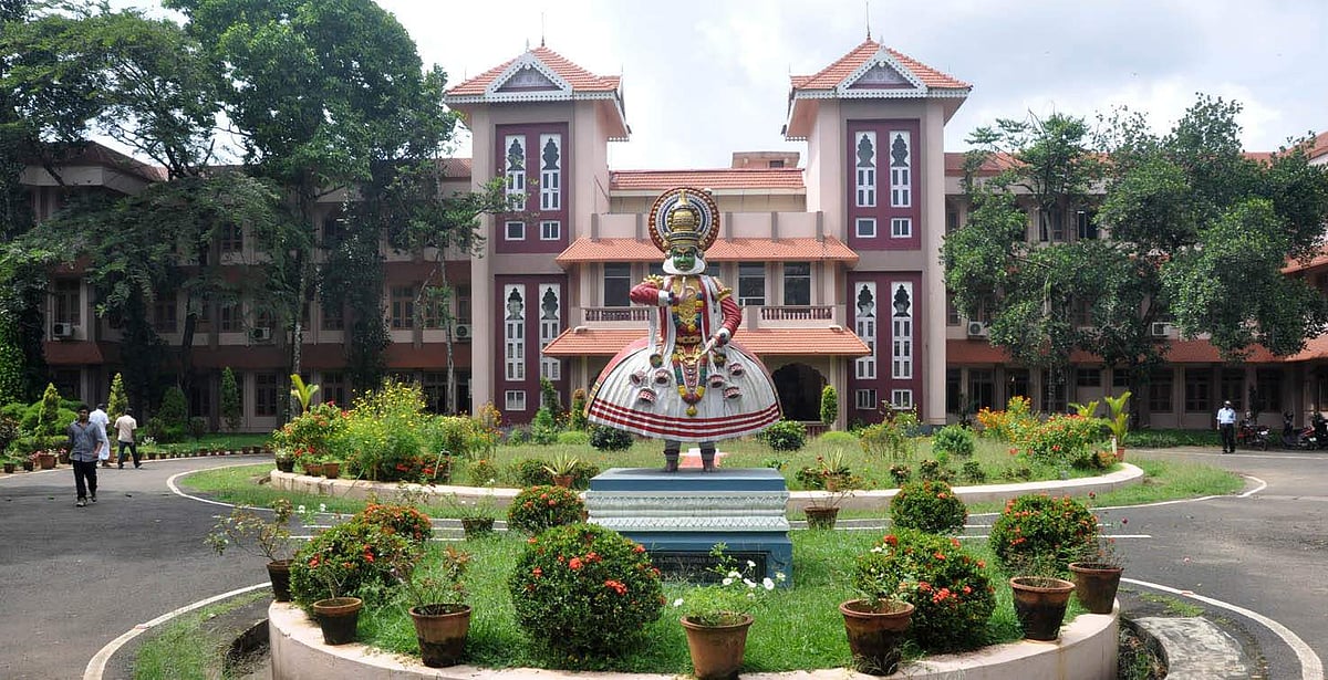 സോഷ്യല്‍മീഡിയക്ക് പിന്നാലെ മൊബൈല്‍ ഫോണിനും വിലക്ക്; കുസാറ്റില്‍ വിദ്യാര്‍ത്ഥികള്‍ പ്രക്ഷോഭത്തിലേക്ക് 